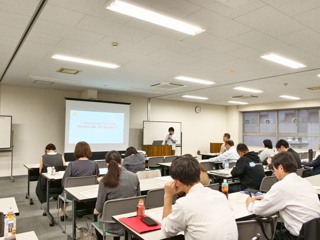 20251028\町田商工会議所様_笑いの講座全景_天見心(アマミシン)