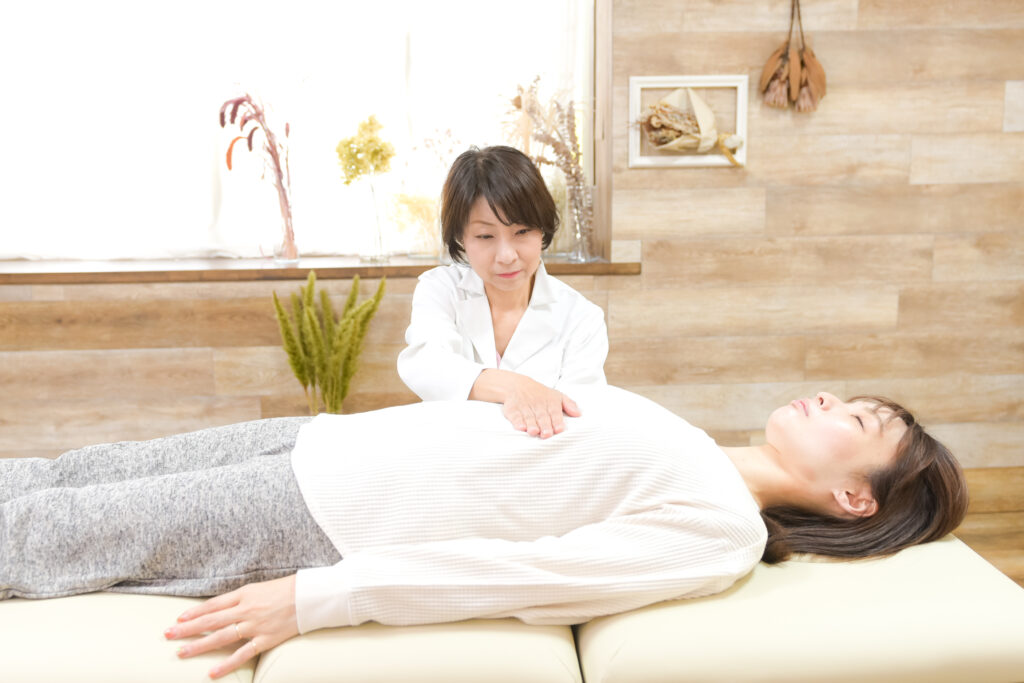 天見心の施術写真_ゆったりした空間の中で_カラダとココロを癒す_痛みのないｙささしい施術