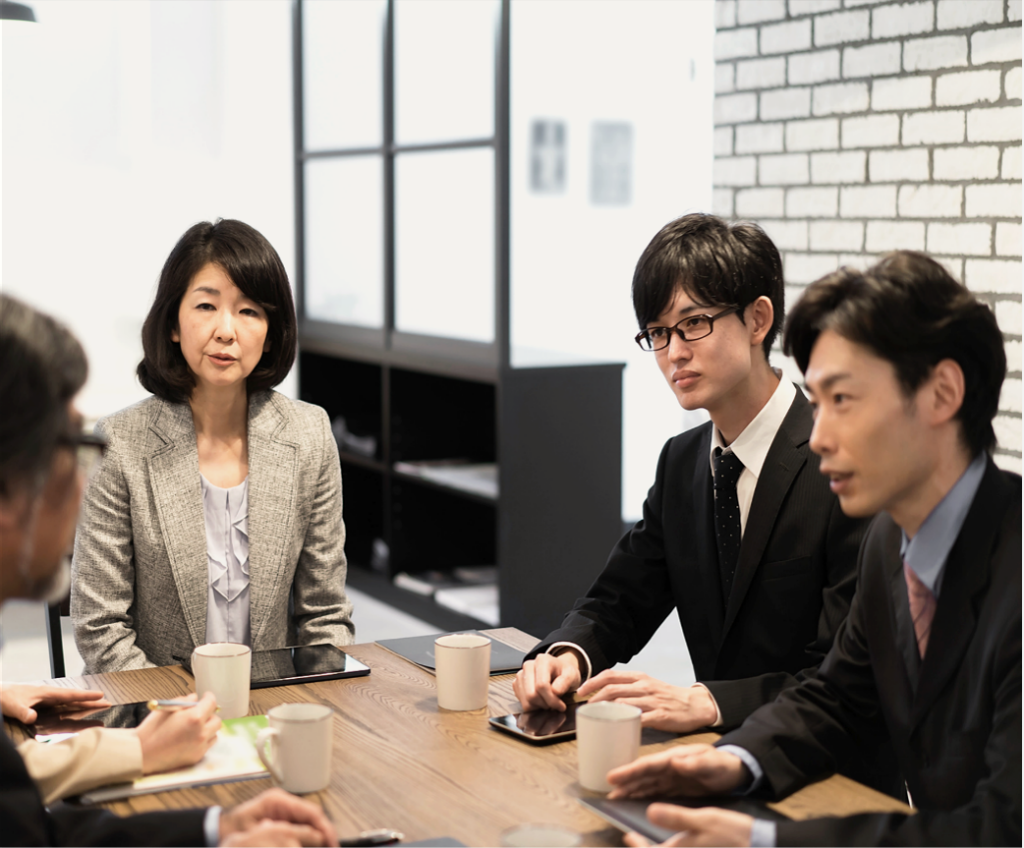 心理的安全性が低い職場のミーティングで発言しづらい雰囲気の様子