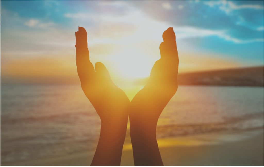 やさしい光に包まれる手