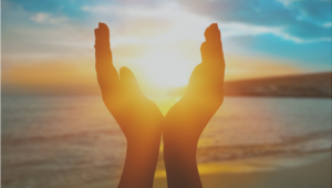 やさしい光に包まれる手