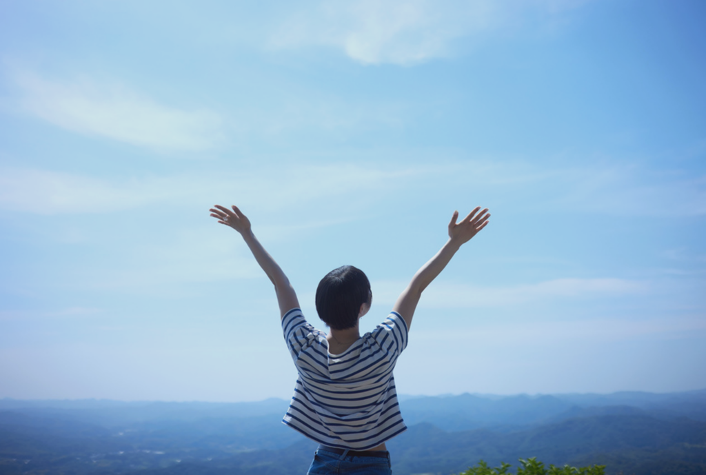 空に向かって手を広げる