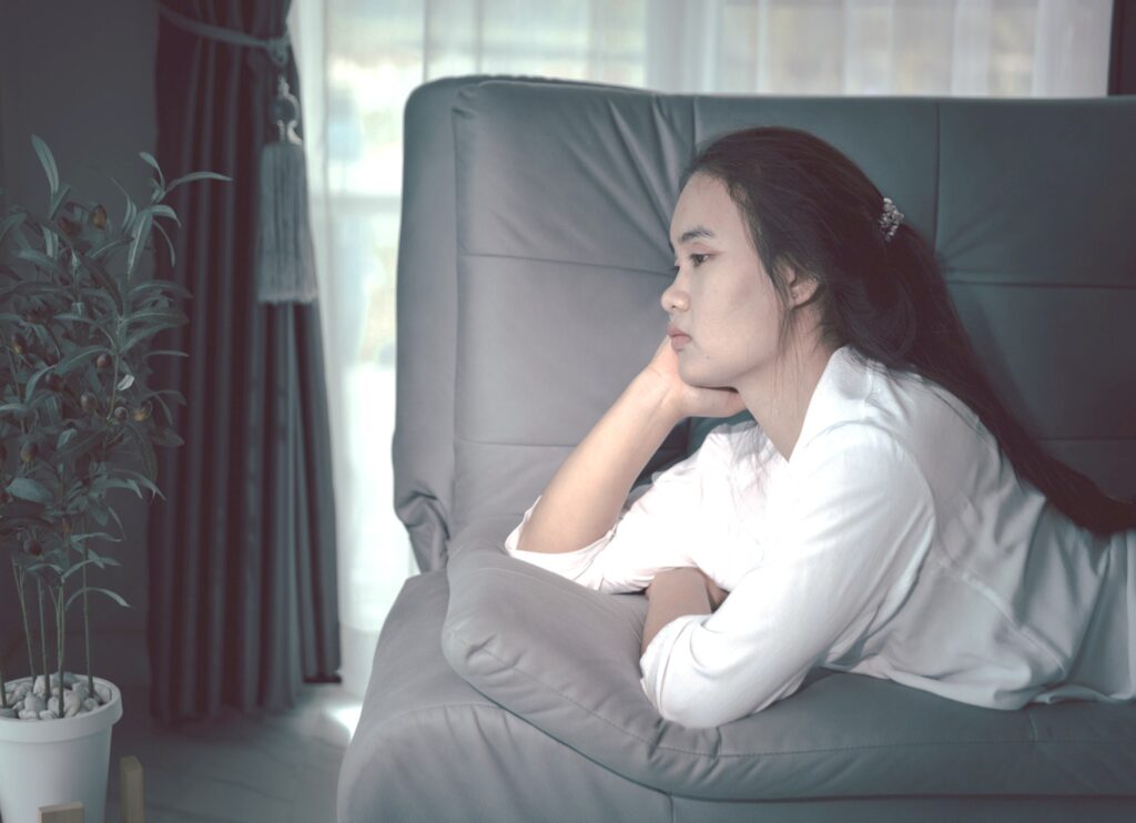 安心して関われる場の中で、自分の内面と向き合う女性の様子