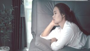 安心して関われる場の中で、自分の内面と向き合う女性の様子