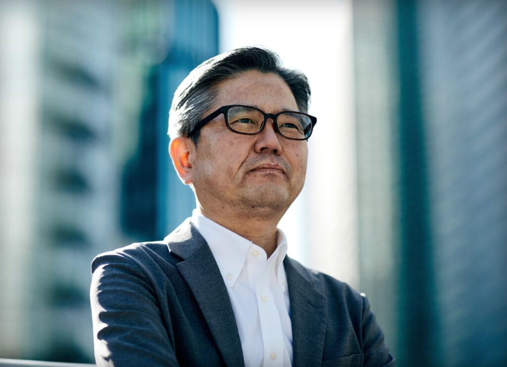 立ち止まりながら遠くを見つめて考え込むビジネスパーソン
