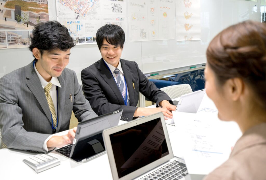 落ち着いた雰囲気の中で自然に会話が生まれている会議の様子