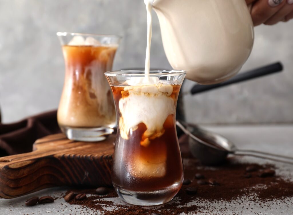 コーヒーにミルクがゆっくりと混ざり合う様子