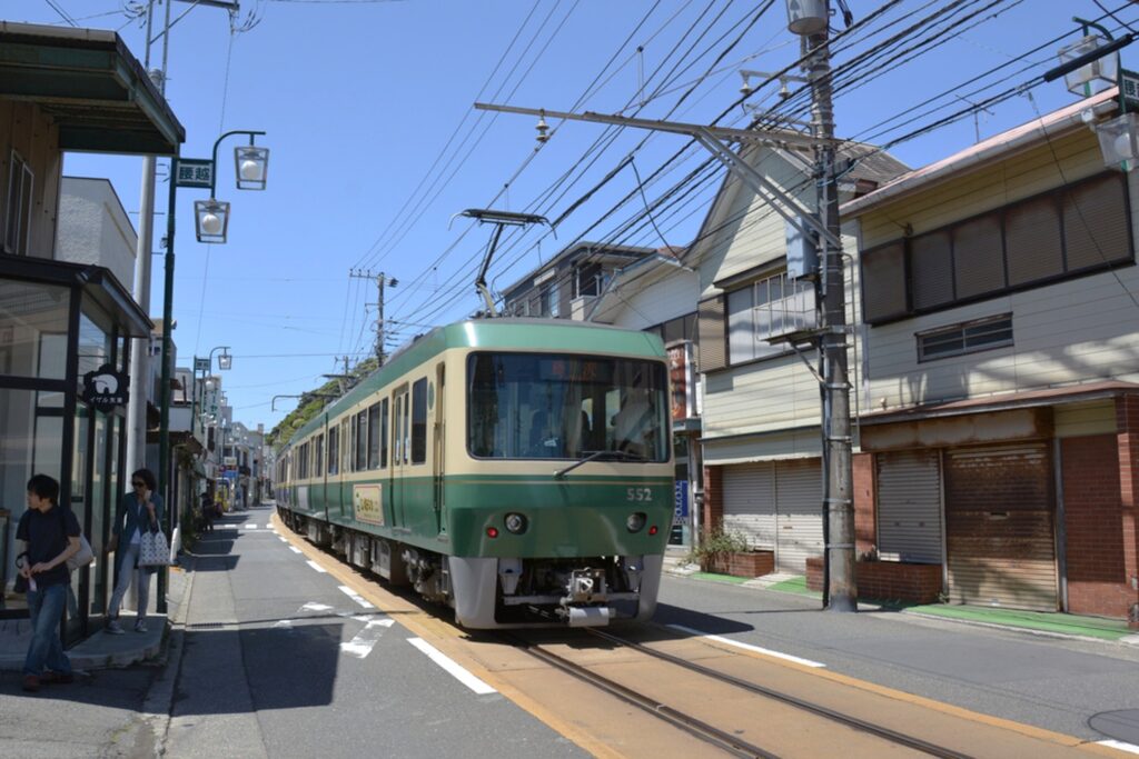 住宅街の中を走る江ノ電と穏やかな街並み