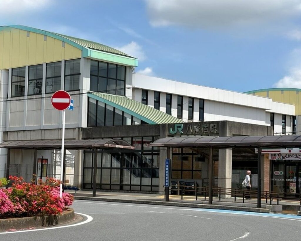 JR八幡宿駅の駅舎外観。