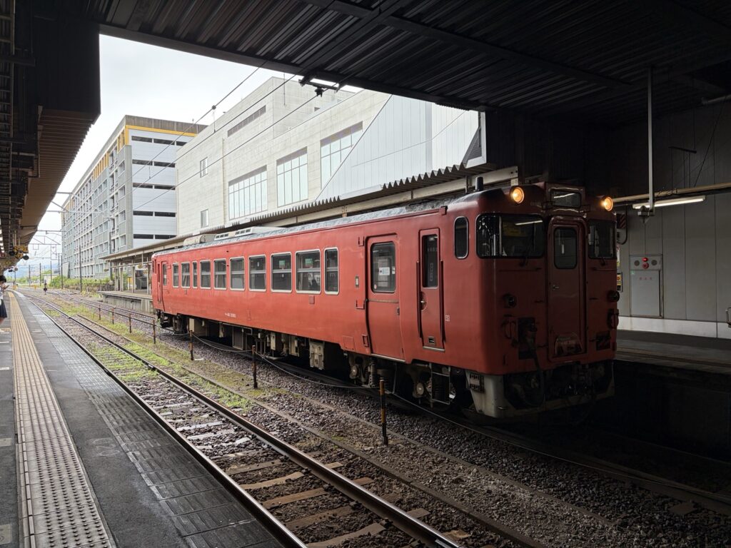 富山県高岡駅に停車する城端線の赤い列車