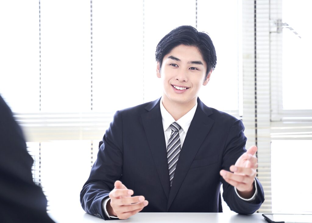部下と向き合い、穏やかに話をする新任マネージャー