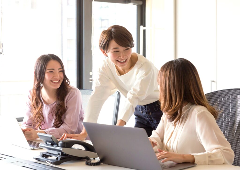 マネージャーとメンバーが自然に会話し、信頼関係が育つ職場の様子