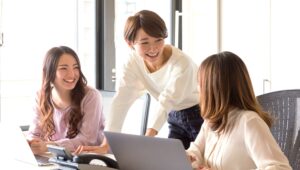 マネージャーとメンバーが自然に会話し、信頼関係が育つ職場の様子