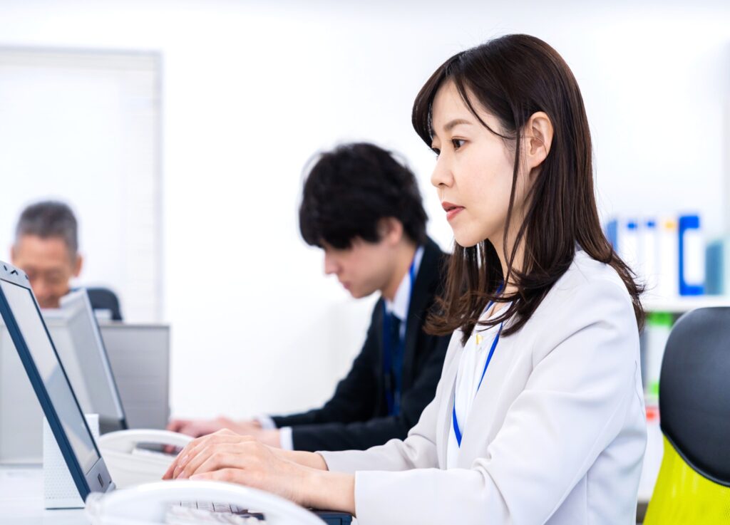 仕事をする社員の表情を観察するイメージ