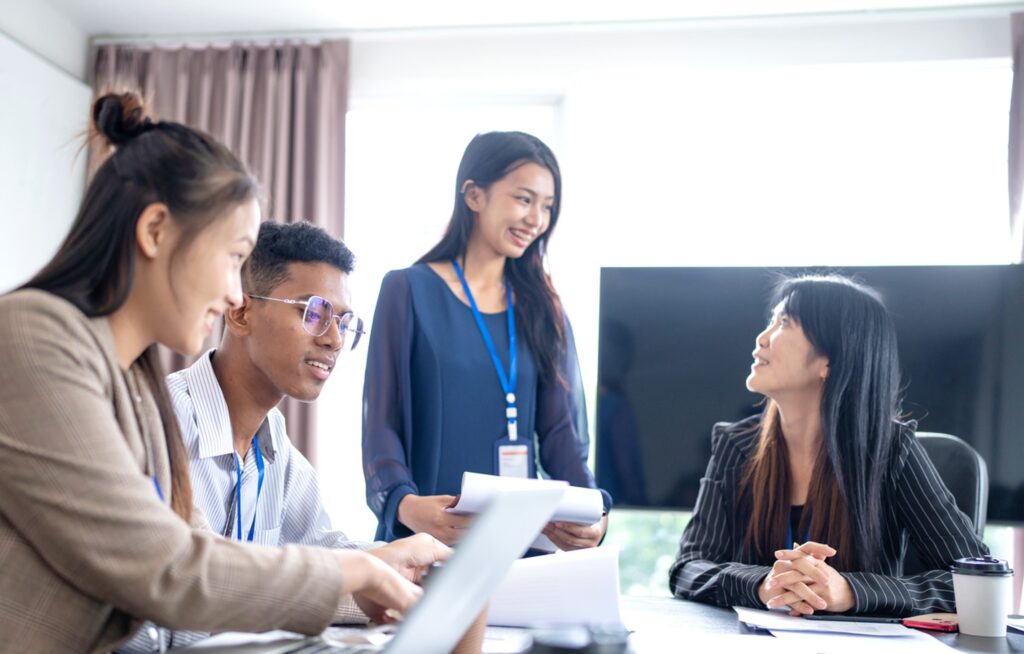 自然な会話が行われている職場のミーティング風景