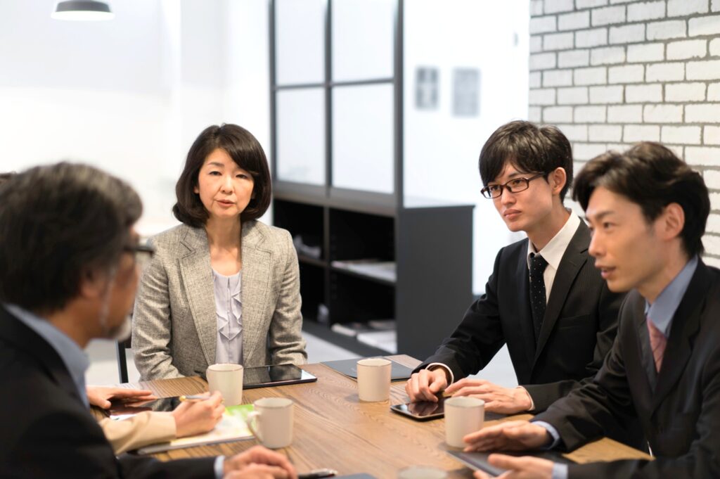 職場で真剣に話し合うメンバー