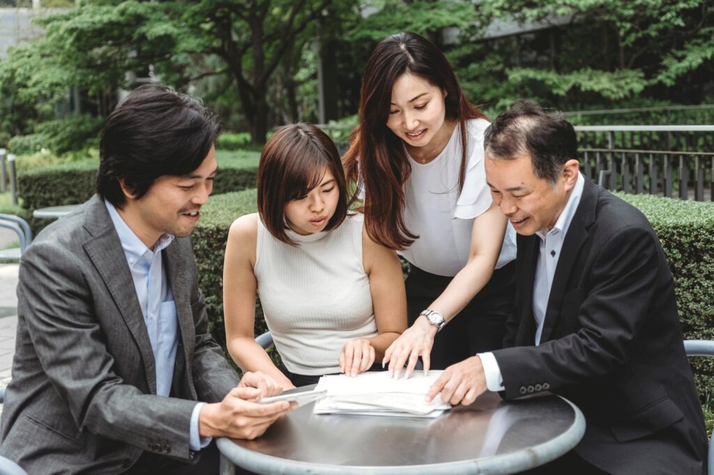 資料を囲み一緒に考える職場のメンバー