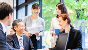 職場で自然な笑顔と会話が生まれている様子