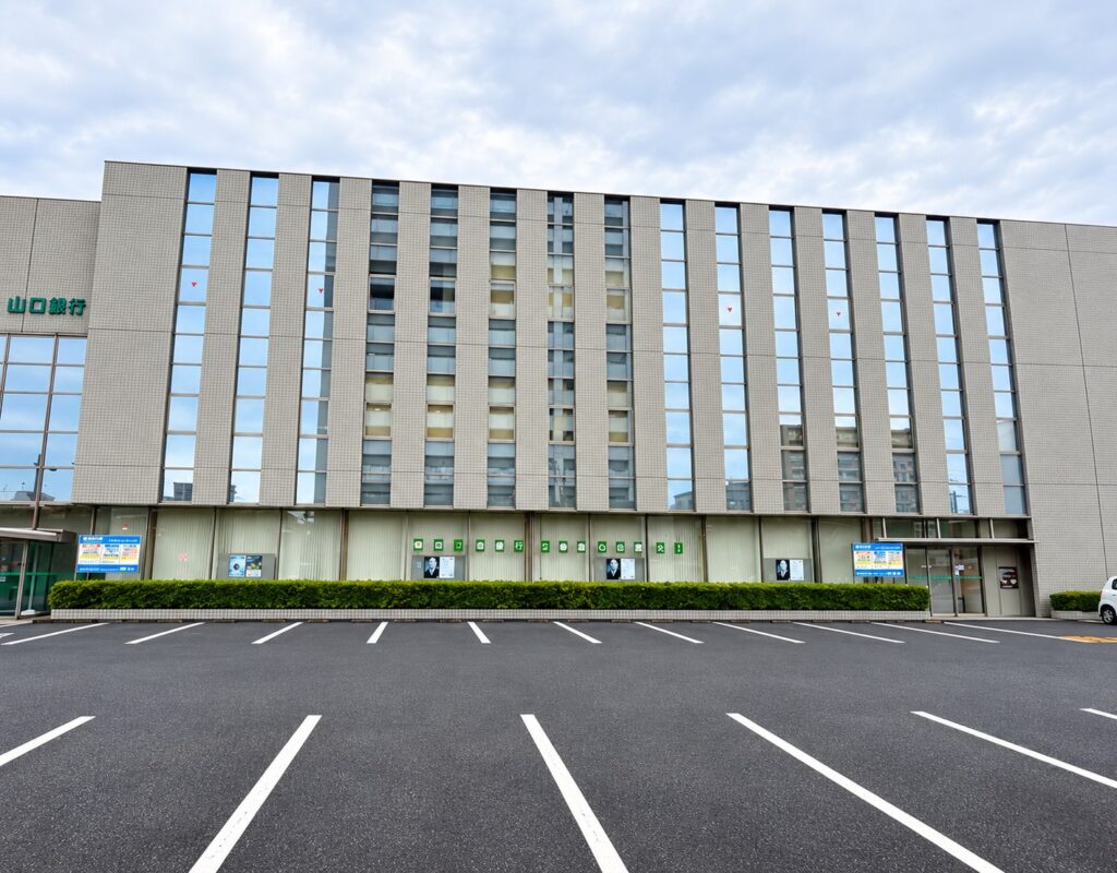 山口県防府市の山口銀行の建物外観