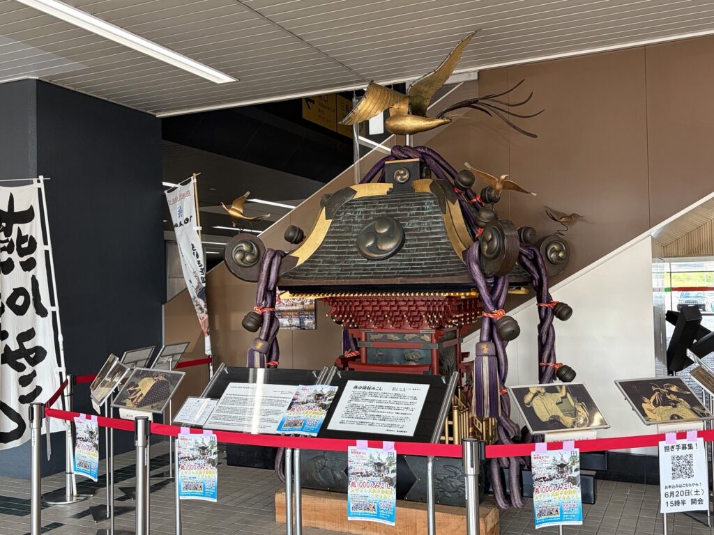 燕三条駅に展示された金色の鳥が飾られた大きな御輿