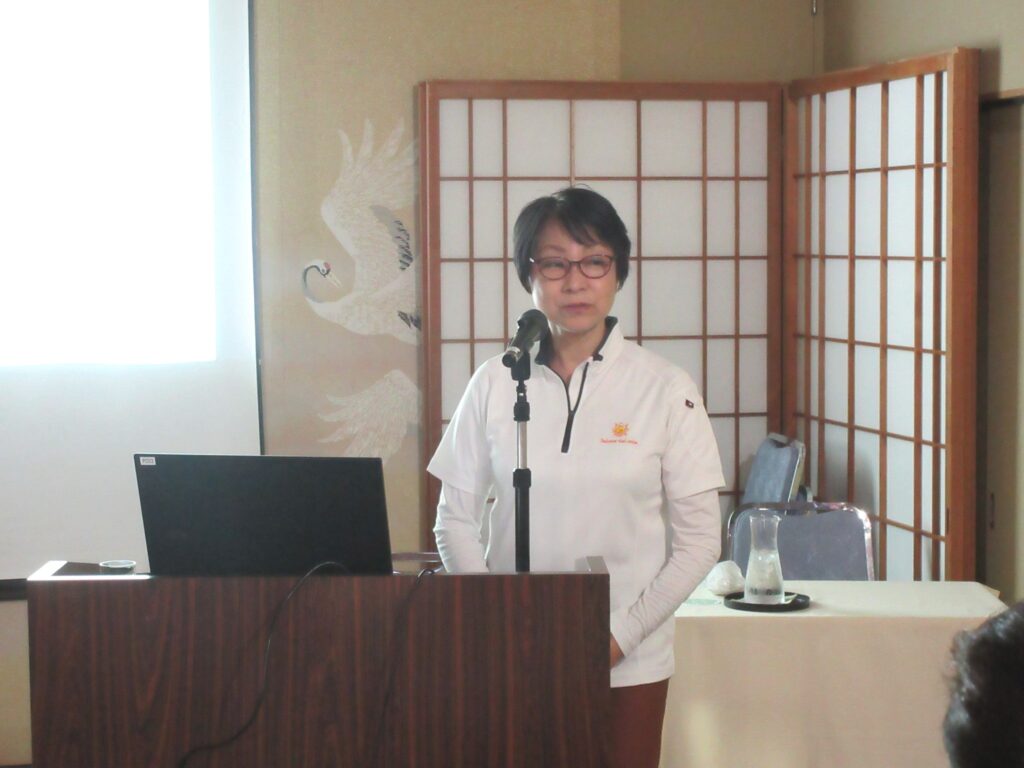 燕三条の笑いのチカラ講座で参加者に語りかける講師の天見心