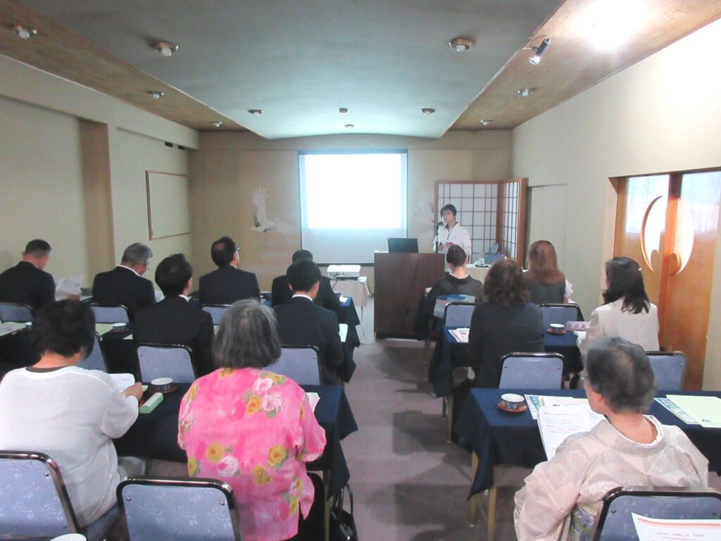 燕三条の会場で笑いのチカラによる組織活性化講座を受講する参加者の皆さま