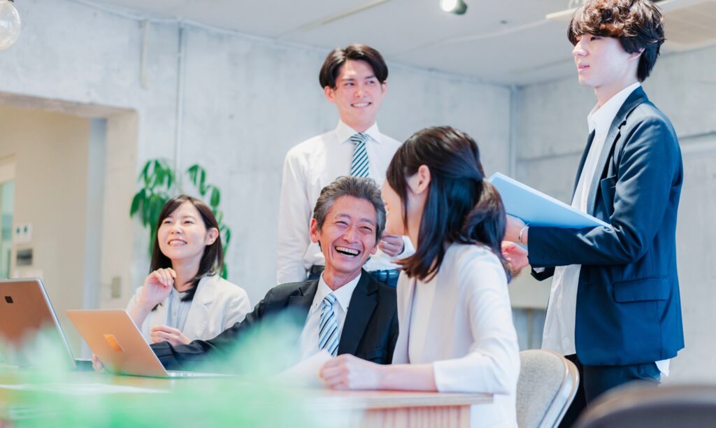 笑顔でコミュニケーションをとる職場のイメージ