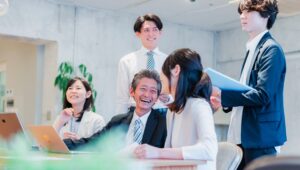 笑顔でコミュニケーションをとる職場のイメージ